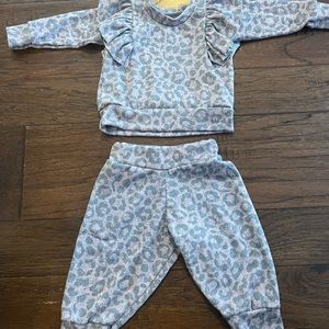 Adorable Baby Girl Outfit with Ruffle Detail. Softest Material! 0-3 month.